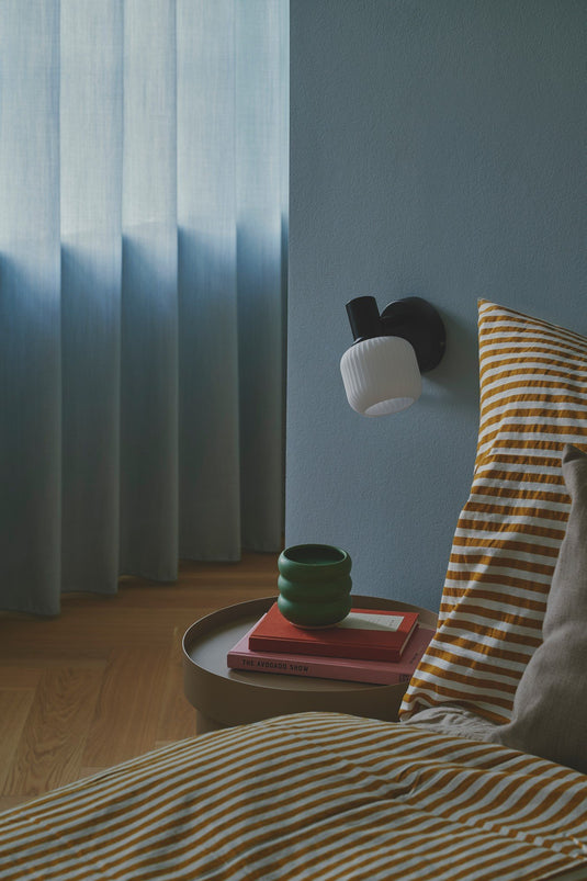 Aplique de Parede Preto com Vidro Opalino Milford Mini NORDLUX