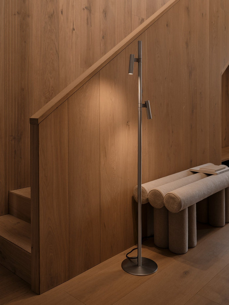 Carregue imagem no visualizador da galeriaCandeeiro de Pé Minimalista com Dois Cabeçotes Ajustáveis Makoto NORDLUX
