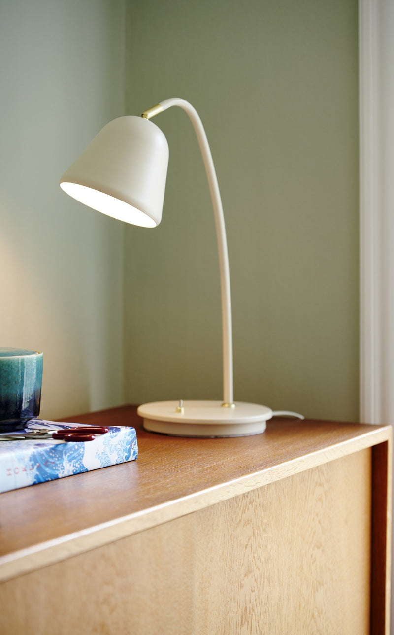 Cargue la imagen en el visor de la galería, Candeeiro de Mesa Bege com Detalhes em Latão e Cabeça Ajustável FLEUR NORDLUX
