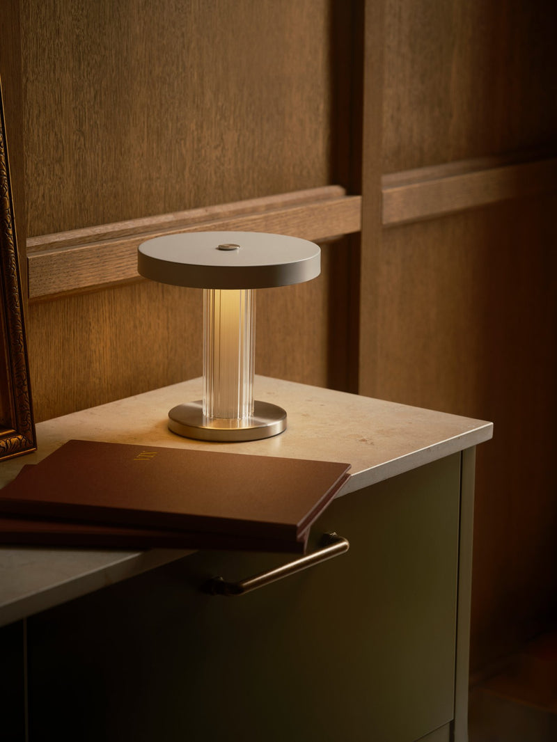 Carregue imagem no visualizador da galeriaCandeeiro de Mesa Portátil Branco TREZZI NORDLUX
