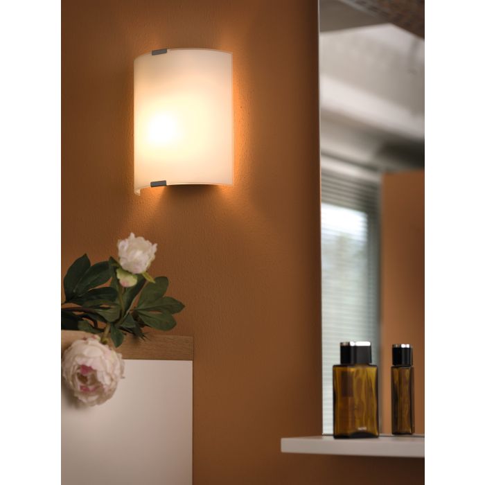 Chargez l'image dans la visionneuse de la galerie, Plafon com Vidro Branco Acetinado e Suportes em Metal Prateado GRAFIK EGLO

