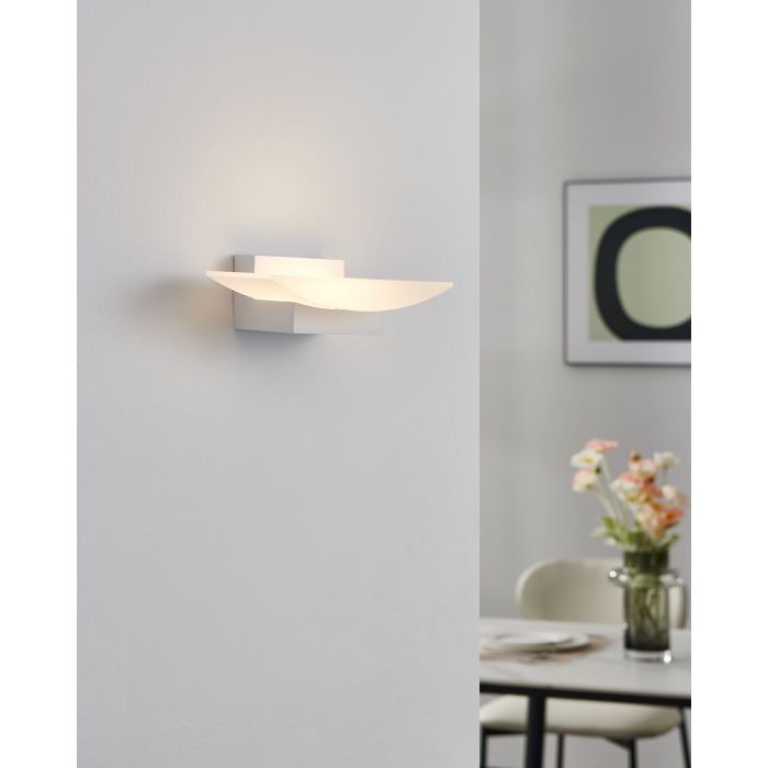 Carregue imagem no visualizador da galeriaAplique de Parede LED com Corpo de Metal Branco METRASS EGLO
