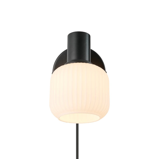 Aplique de Parede Preto com Vidro Opalino Milford Mini NORDLUX
