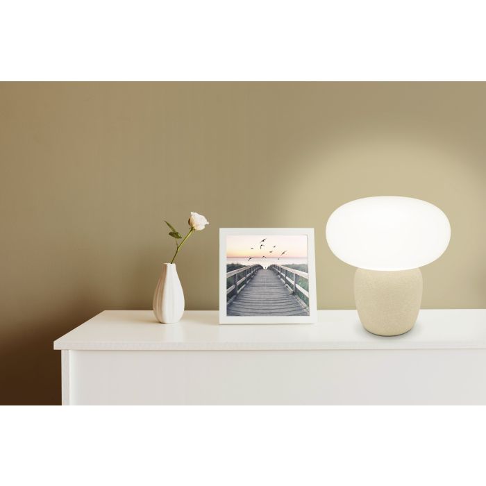 Chargez l'image dans la visionneuse de la galerie, Candeeiro de Mesa com Base Cerâmica Creme e Abajur de Vidro Branco CAHUAMA EGLO
