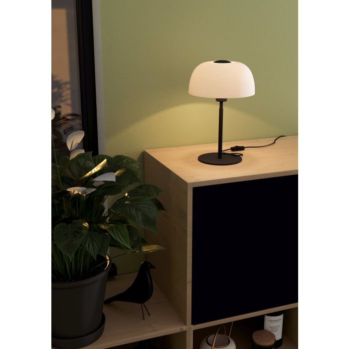 Chargez l'image dans la visionneuse de la galerie, Candeeiro de mesa com base em metal preto e abajur em vidro branco SOLO 2 EGLO
