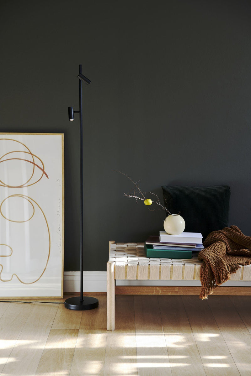 Load image into Gallery viewer, Candeeiro de Pé Preto com Cabeça Ajustável e LED Regulável OMARI NORDLUX
