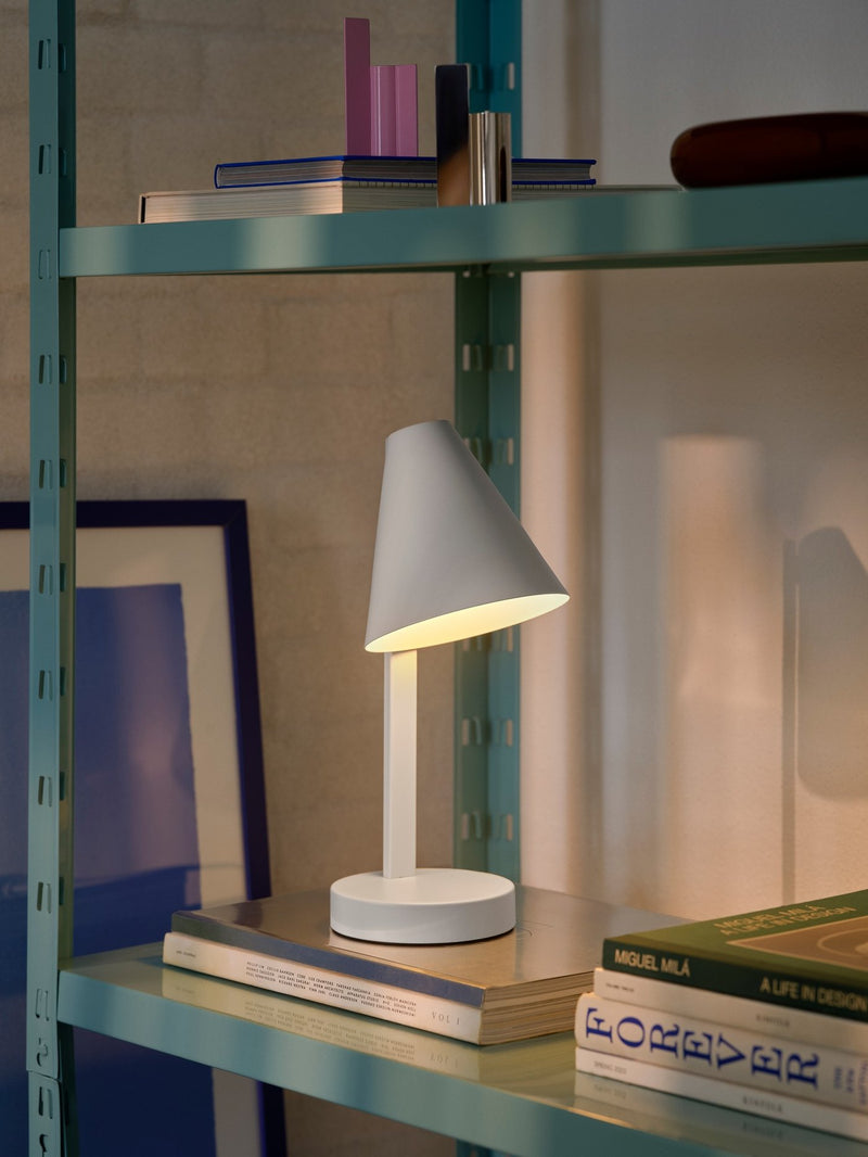 Carregue imagem no visualizador da galeriaCandeeiro de Mesa Minimalista com Porta USB-C Wilmer NORDLUX
