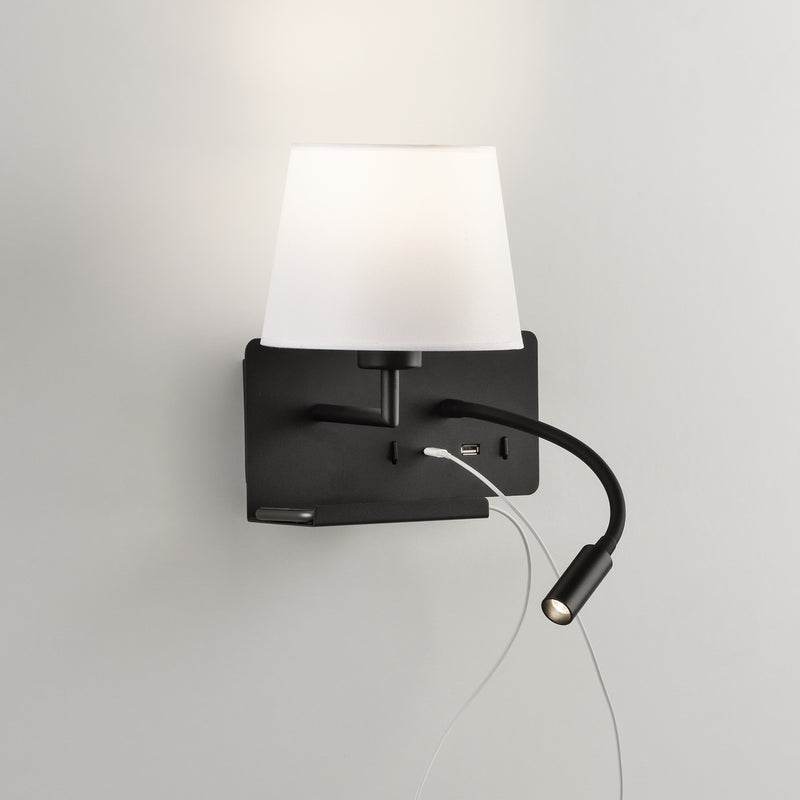Carregue imagem no visualizador da galeriaAplique de Parede com luz orientável e carregamento USB, branco e preto, esquerda
