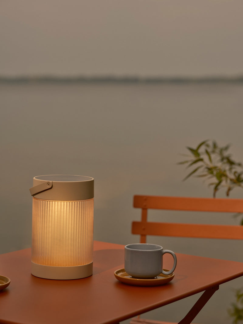 Cargue la imagen en el visor de la galería, Candeeiro de mesa portátil solar, sem fios, com bateria, exterior e interior, cor de areia - Coupar - Nordlux
