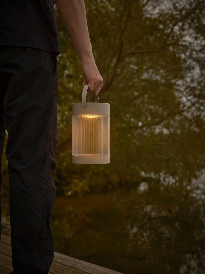 Cargue la imagen en el visor de la galería, Candeeiro de mesa portátil solar, sem fios, com bateria, exterior e interior, cor de areia - Coupar - Nordlux
