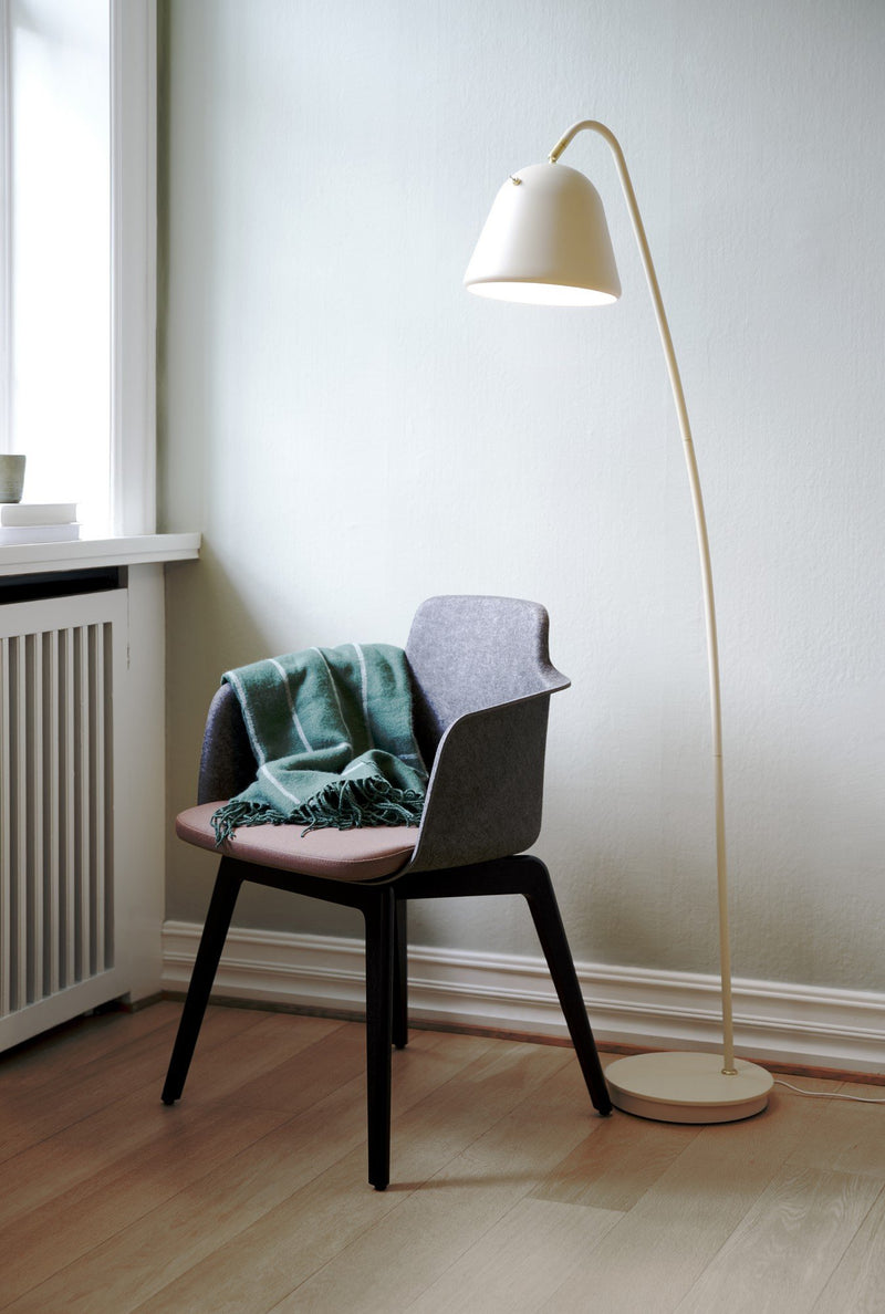 Carregue imagem no visualizador da galeriaCandeeiro de Pé com Design Vintage e Detalhes em Latão FLEUR NORDLUX
