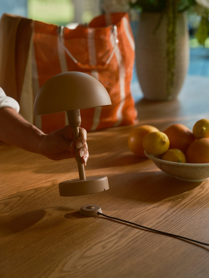 Carregue imagem no visualizador da galeriaCandeeiro LED de Mesa com Dimming e Base de Alumínio Ellen NORDLUX
