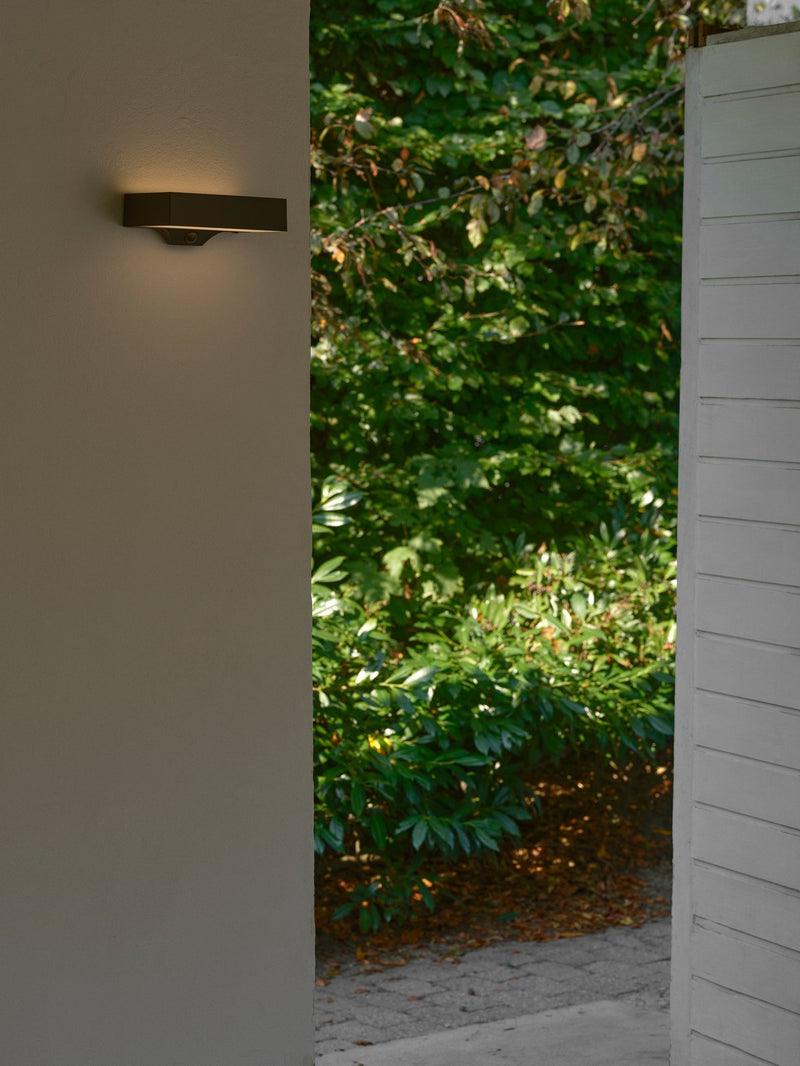 Carregue imagem no visualizador da galeriaAplique de Parede Solar Preto com Sensor de Movimento MONAY NORDLUX
